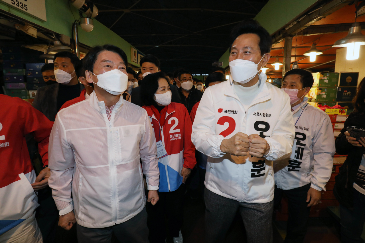 오세훈 국민의힘 서울시장 후보(오른쪽)와 국민의당 안철수 대표가 주말인 지난 27일 서울 마포농수산물시장에서 시민들을 만나고 있다. 국회사진기자단