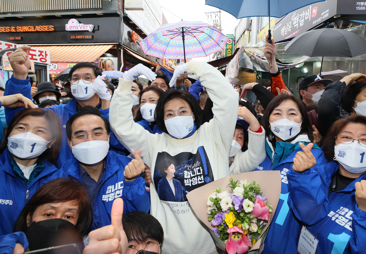 박영선 더불어민주당 서울시장 후보가 주말인 지난 27일 서울 중랑구 동원시장 앞에서 열린 중랑구 집중유세에서 소상공인 만들어 선물한 티셔츠를 입고 지지자들과 함께 기념촬영하고 있다. 국회사진기자단
