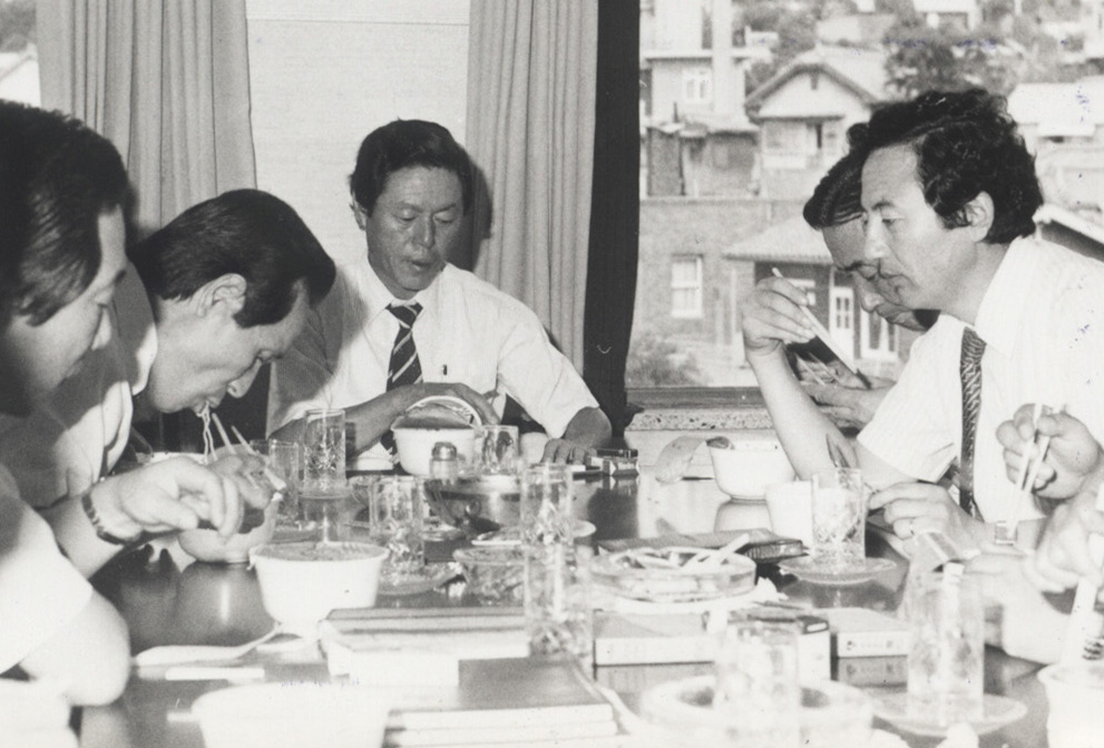 농심 창업주인 율촌(栗村) 신춘호 회장이 27일 별세했다. 향년 92세. 신 회장은 1965년 농심을 창업해 신라면과 짜파게티, 새우깡 등 사랑을 받는 제품을 개발했다. 사진은 1982년 사발면 출시 시식회의 중인 신 회장(가운데)의 모습.[농심]