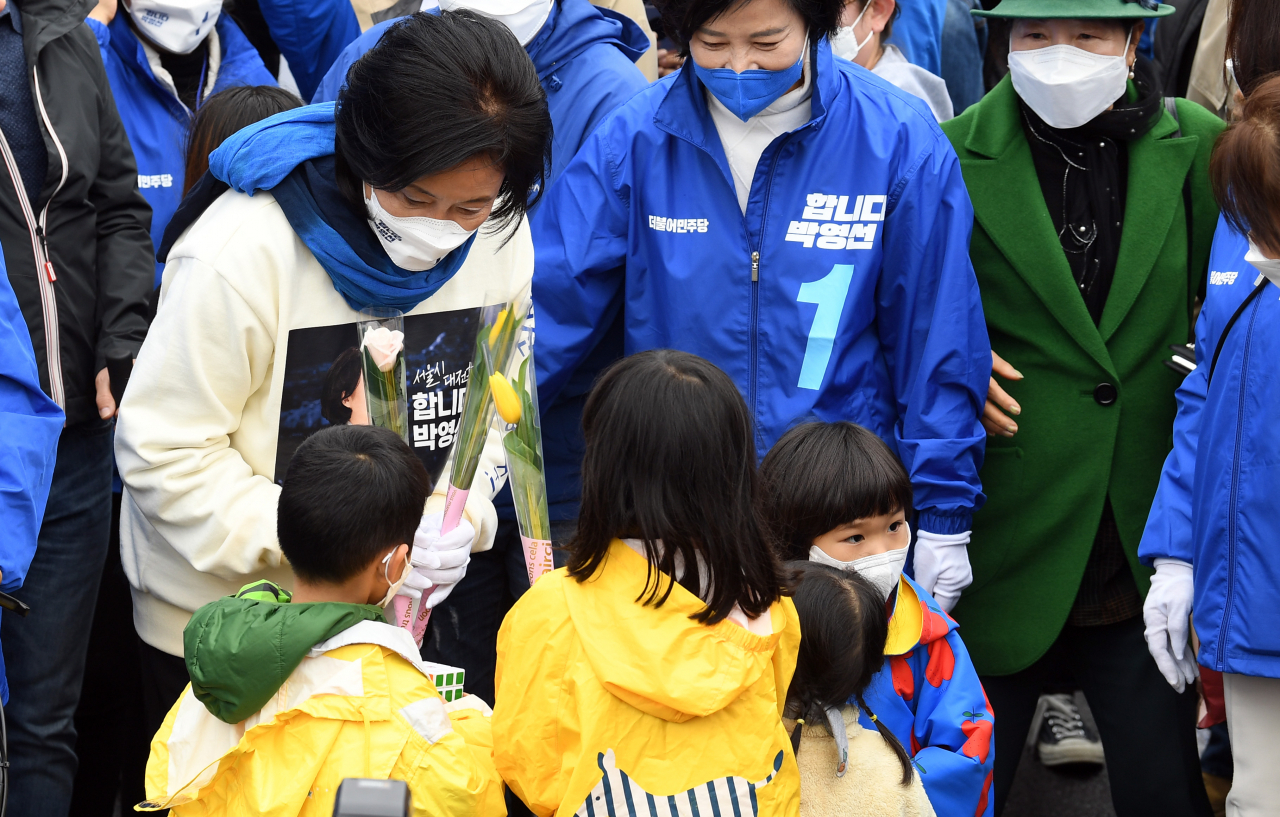 더불어민주당 박영선 서울시장 후보가 28일 오전 서울 서초구 고속버스터미널 경부선 광장에서 집중 유세에서 어린이들로부터 꽃을 건네받고 있다. 국회사진기자단