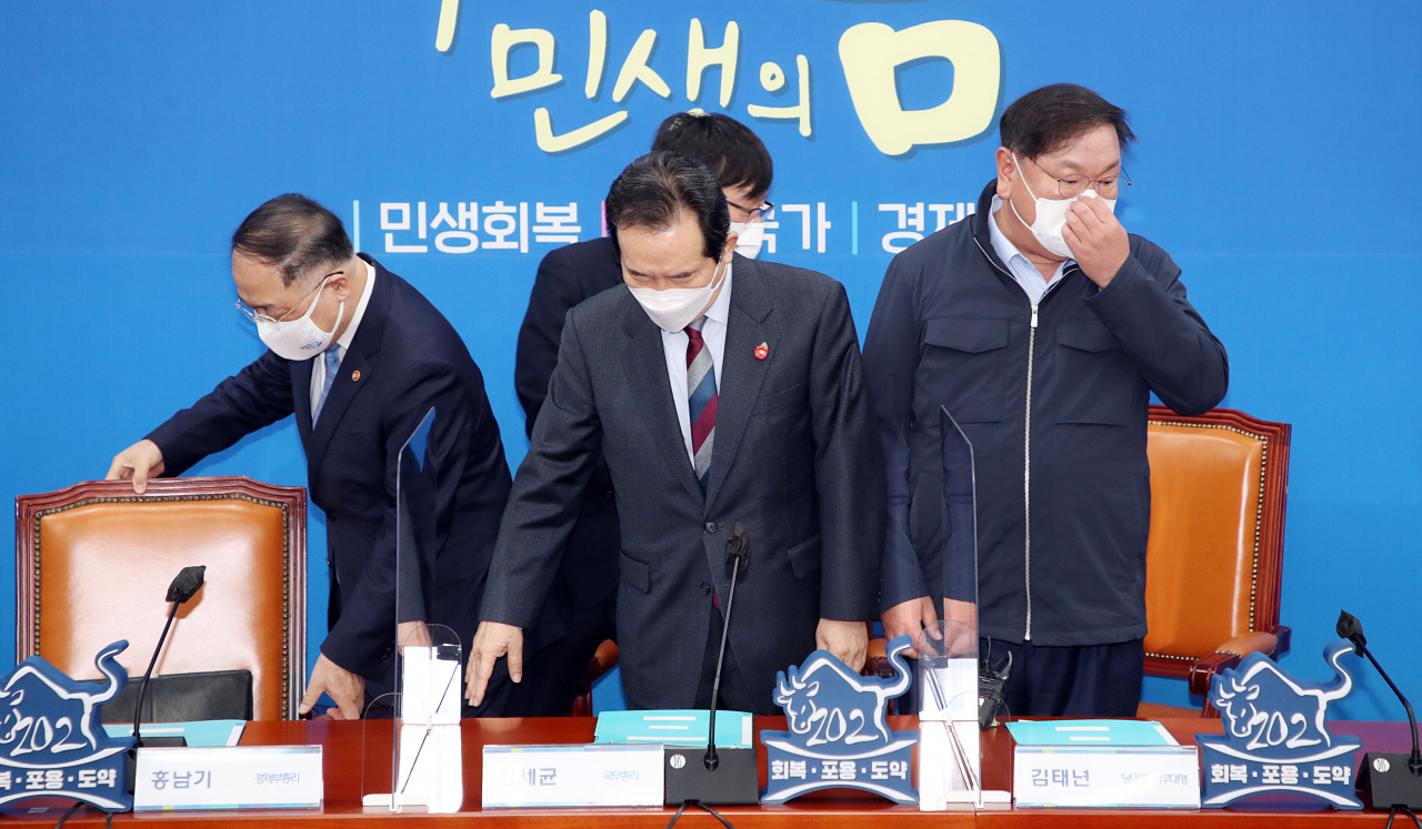 홍남기 경제부총리 겸 기획재정부 장관(왼쪽부터), 정세균 국무총리, 김태년 더불어민주당 당대표 직무대행 등이 28일 서울 여의도 국회에서 열린 부동산 투기근절 및 재발방지대책을 위한 고위당정협의회에 참석하고 있다. [연합]