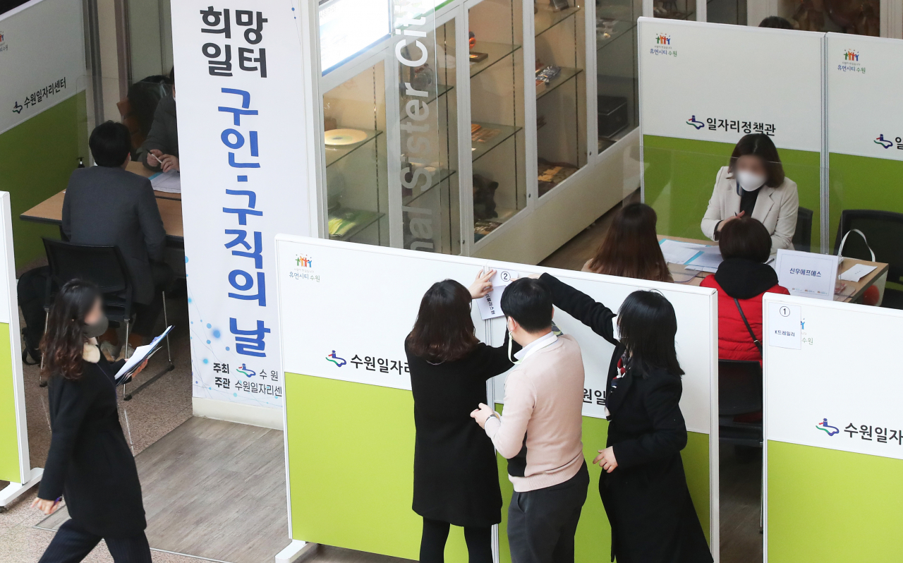 저소득 구직자 등에게 1인당 월 50만원씩 6개월 동안 구직촉진수당을 지급하고 취업 지원 서비스를 제공하는 국민취업지원제도의 지원 대상이 확대된다. 사진은 한 지역 구인·구직행사에서 면접을 보고 있는 구직자 모습. [연합]