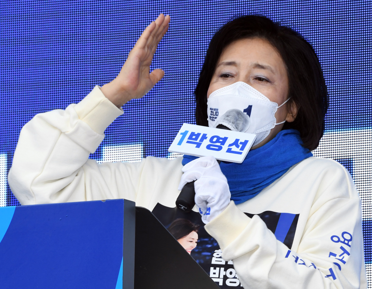 더불어민주당 박영선 서울시장 후보가 28일 오전 서울 서초구 고속버스터미널 경부선 광장에서 집중 유세를하고 있다. [연합]
