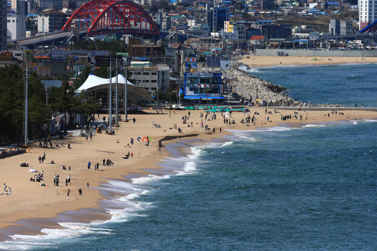 Spring vacationers spotted at a beach in Gangwon Province on Sunday morning. (Yonhap)