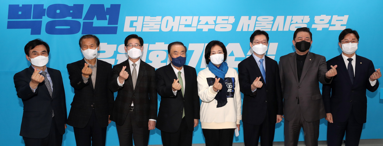 박영선 더불어민주당 서울시장 후보와 문희상 후원회장을 비롯한 참석자들이 28일 오후 서울 종로구 관훈동 동덕빌딩에서 열린 '박영선 서울시장 후보 후원회 개소식'에서 기념촬영을 하고 있다. 왼쪽 두 번째부터 최문순 강원도지사, 양승조 충남도지사, 문희상 후원회장, 박영선 더불어민주당 서울시장 후보, 김경수 경남도지사. 국회사진기자단