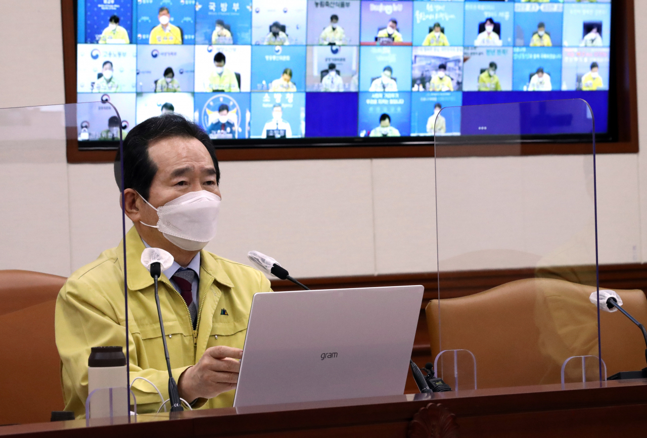 정세균 국무총리가 28일 정부서울청사에서 열린 코로나19 대응 중대본 회의를 주재하고 있다. [연합]