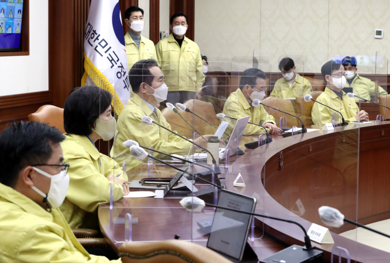정세균 국무총리가 28일 정부서울청사에서 열린 코로나19 대응 중대본 회의를 주재하고 있다. [연합]