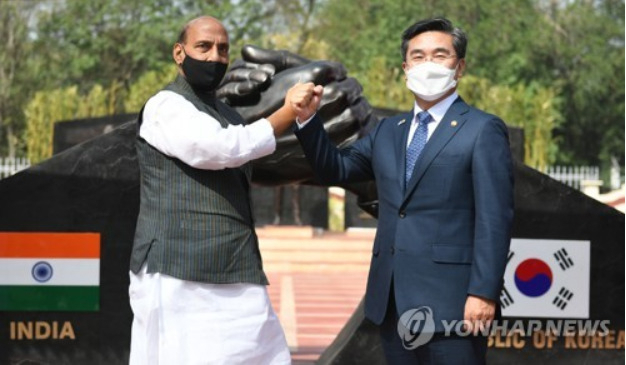 인도 국방부 장관과 인사하는 서욱 장관[연합]