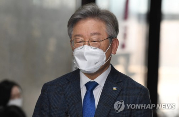 당무위원회 마치고 취재진 질문에 답하는 이재명 경기도지사[연합]