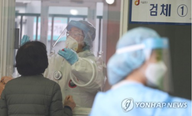 주말 검사수 감소에도 400명대 후반&hellip;지속 확산[연합]