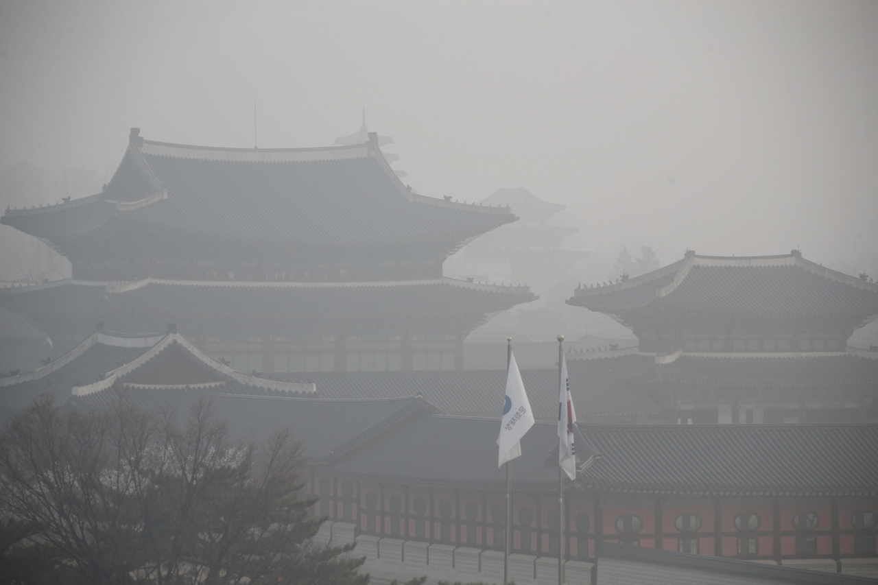 미세먼지와 안개가 짙게 낀 지난 26일 오전 서울 종로구 경복궁이 어둡고 희미하게 보인다. [연합]