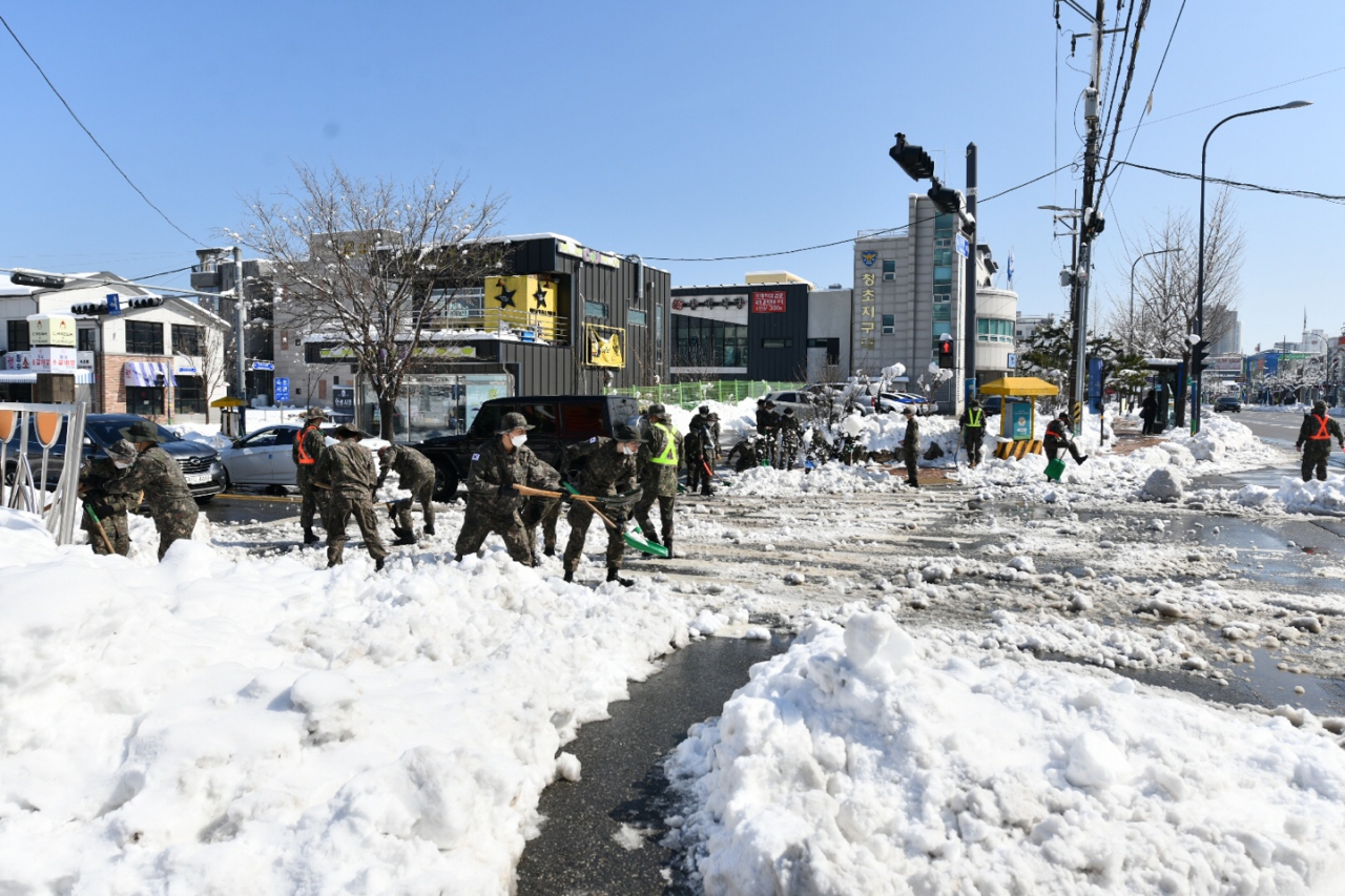 육군 장병들이 속초 도심 도로에 쌓인 눈을 치우고 있는 모습(기사 내용과는 무관). [연합]