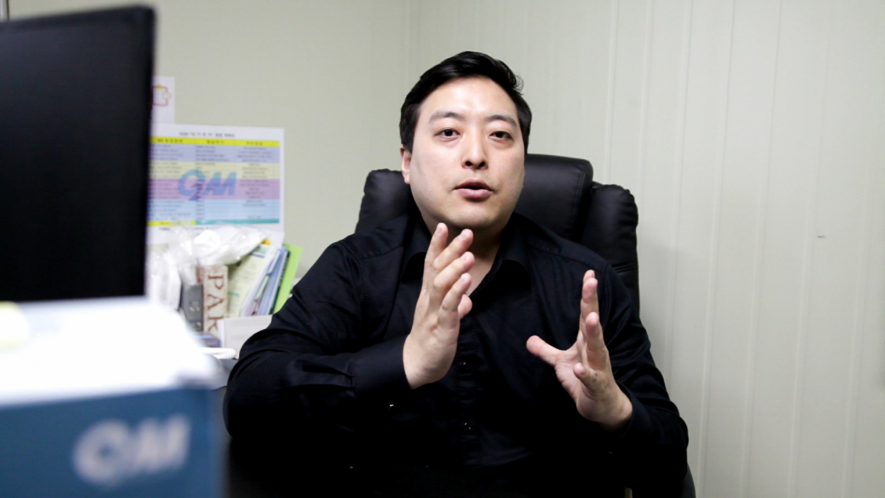 서준걸 오투엠 대표가 자신의 사무실에서 오투엠의 사업 현황과 스타트업으로서의 도전과 좌절, 향후 비전 등을 밝히고 있다. [사진=이건욱PD]