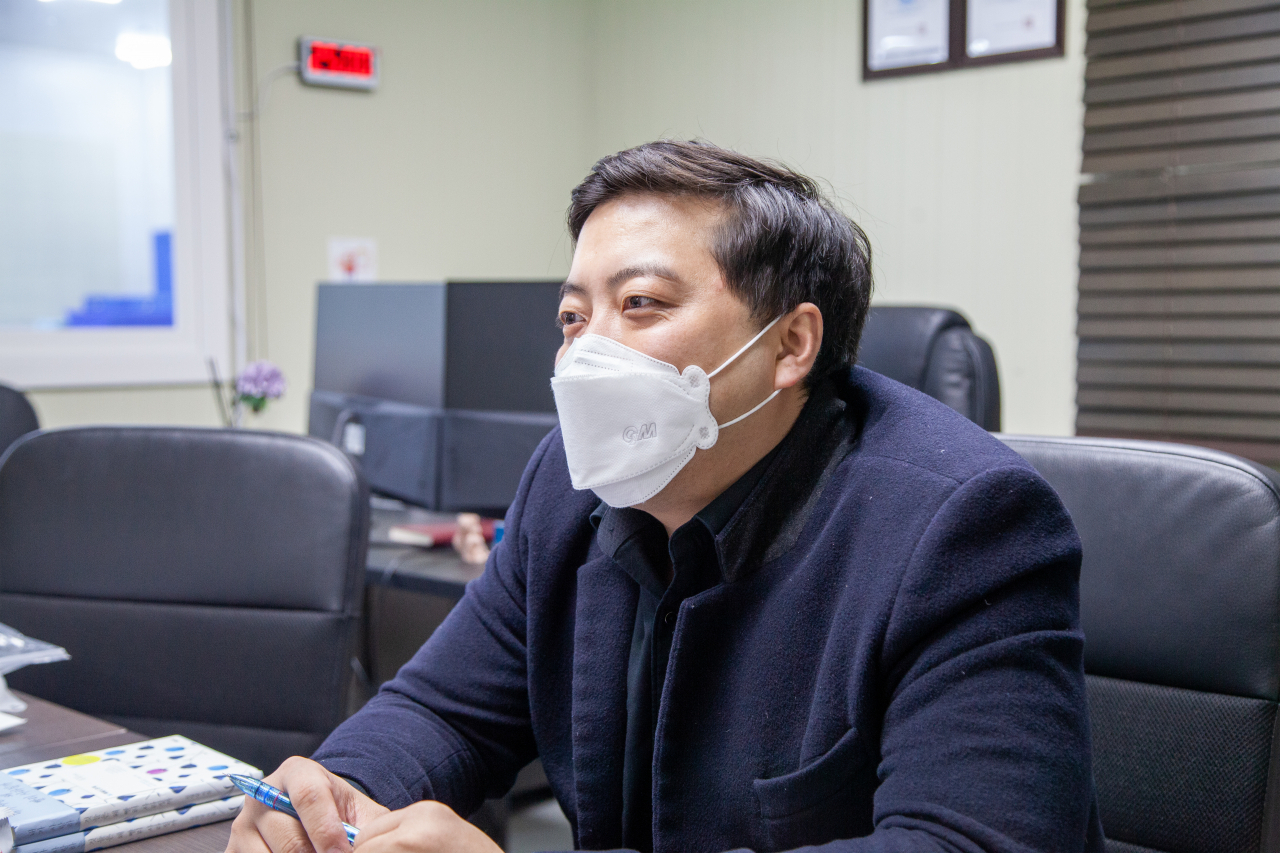 서준걸 오투엠 대표. 단순히 마스크를 만드는 제조업이 아니라 사회적가치를 실현하는 기업경영이 그의 꿈이자 목표다. [사진=이건욱PD]