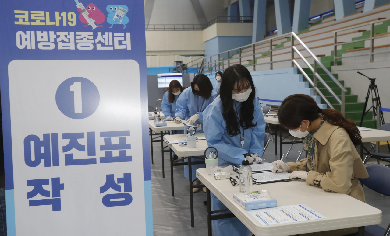 서울 송파구가 다음 달 1일부터 송파체육문화회관(양산로 15) 2층 체육관에 설치된 신종 코로나바이러스 감염증(코로나19) 예방접종센터에서 백신 접종을 시행한다고 28일 밝혔다. 사진은 모의훈련 하는 서울 송파구 코로나19 예방접종센터. [서울 송파구 제공. 재판매 및 DB 금지] 연합뉴스