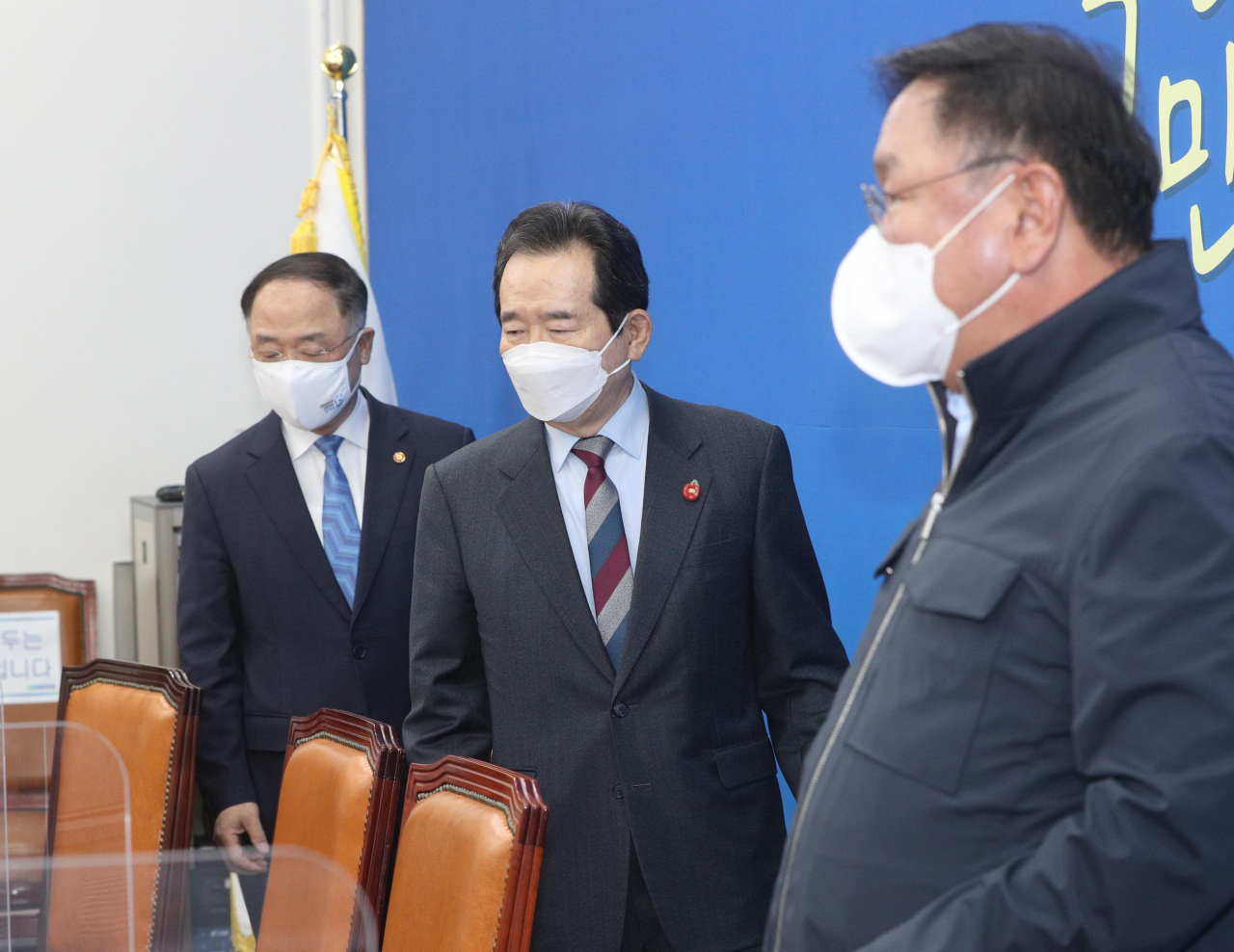 홍남기 경제부총리 겸 기획재정부 장관(왼쪽부터), 정세균 국무총리, 더불어민주당 김태년 당대표 직무대행이 지난 28일 서울 여의도 국회에서 열린 부동산 투기근절 및 재발방지대책을 위한 고위당정협의회에 참석하고 있다. [연합]