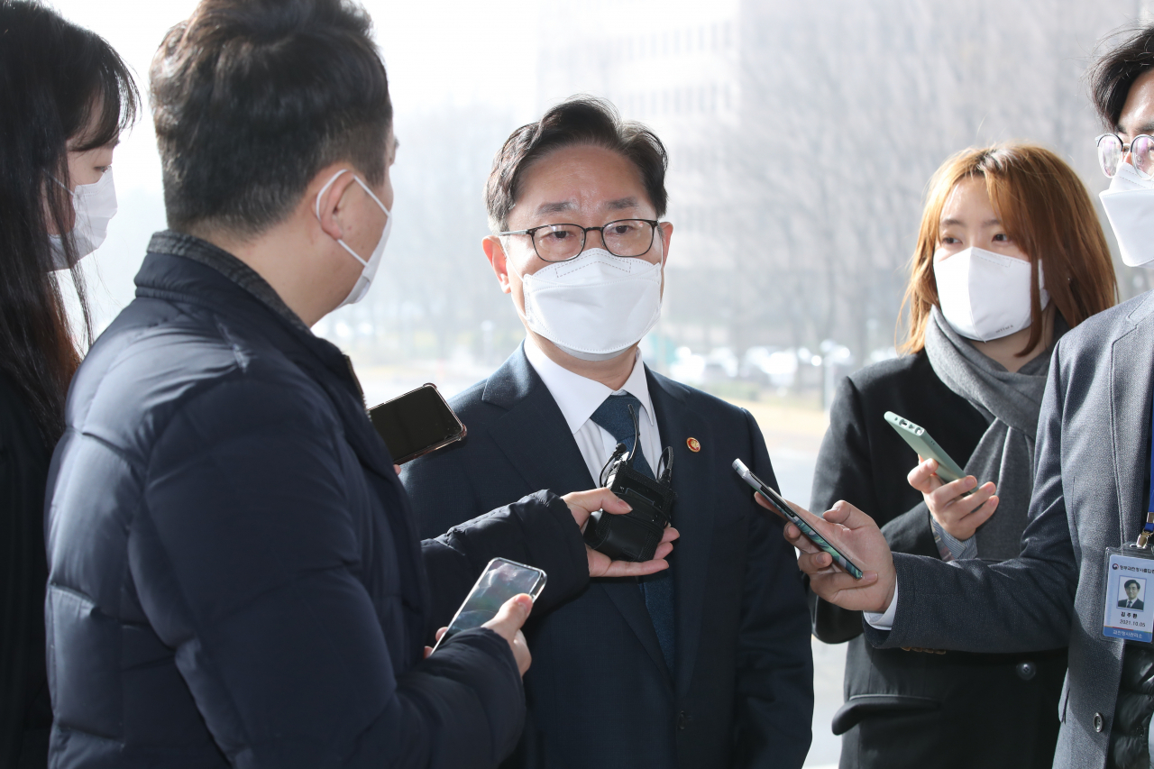 박범계 법무부 장관이 지난 29일 오전 정부과천청사 법무부에 출근하며 취재진 질문에 답변하고 있다. [연합]