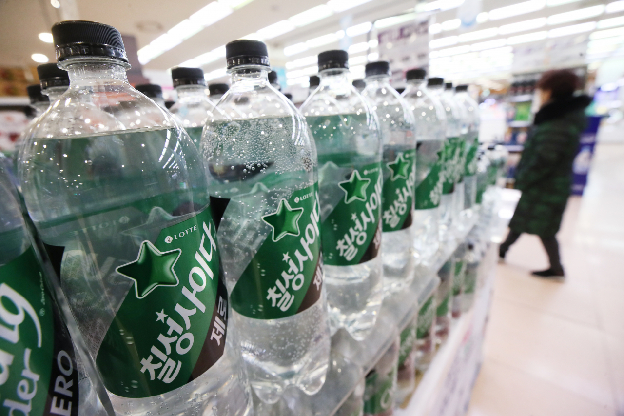 롯데칠성음료는 1일부터 출고가격을 칠성사이다 6.6%, 펩시콜라 7.9%, 마운틴듀 6.3%, 밀키스 5.2%, 레쓰비 6.0%, 핫식스 8.9%, 트레비 6.0%, 아이시스8.0 6.8% 인상했다. 서울의 한 마트에 판매 중인 롯데칠성음료 제품. [연합]