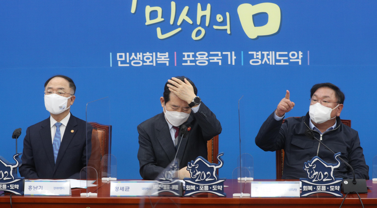 홍남기 경제부총리 겸 기획재정부 장관(왼쪽부터), 정세균 국무총리, 더불어민주당 김태년 당대표 직무대행이 28일 서울 여의도 국회에서 열린 부동산 투기근절 및 재발방지대책을 위한 고위당정협의회에 참석했다. [연합]