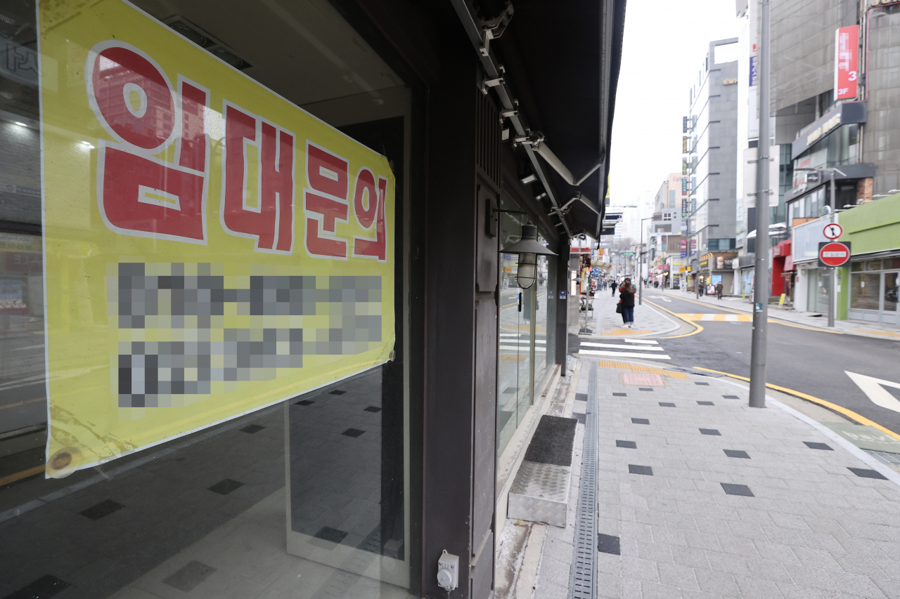 지난 28일 오후 서울 시내의 한 대학가 모습. 위치한 상점들이 줄줄이 폐업해 ‘임대 문의’ 간판을 내걸고 있다. [연합]