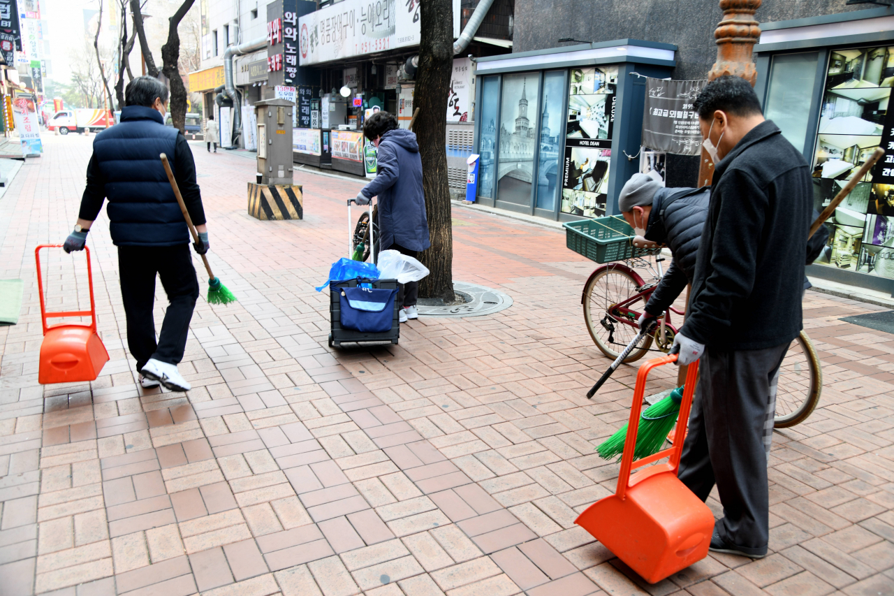 노원구 ‘뒷골목청소 자활근로사업단’ 활동사진. [노원구 제공]