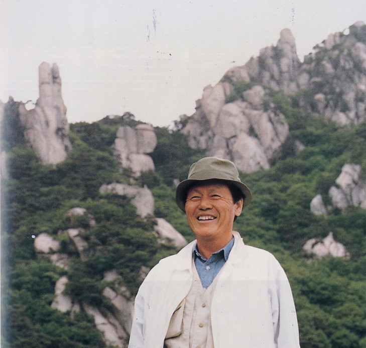 고(故) 신춘호 농심그룹 회장이 취미인 등산을 후 환하게 웃고 있다. [농심 제공]