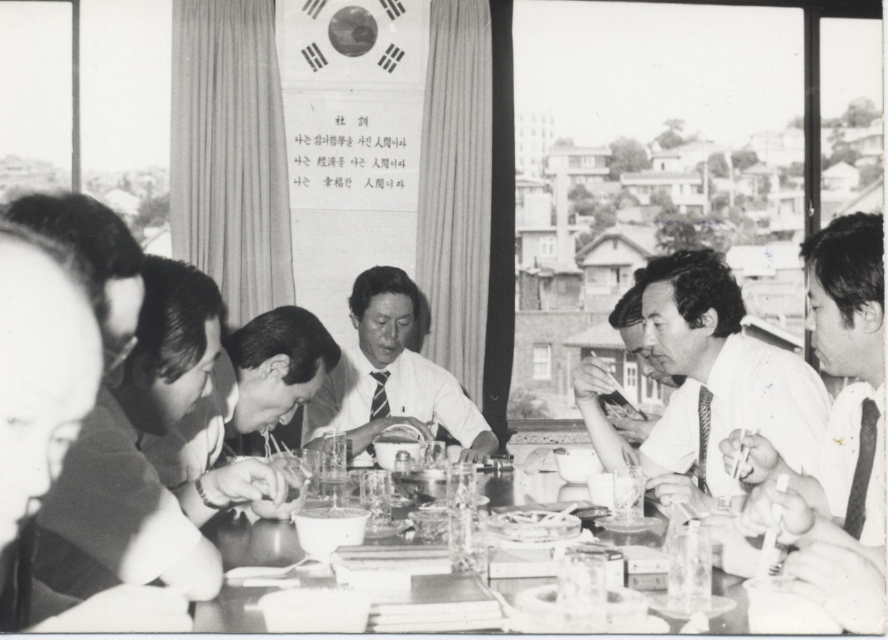 고(故) 신춘호 농심그룹 회장(사진 가운데)가 지난 1982년 주재한 사발면 출시 시식회의. [농심 제공]