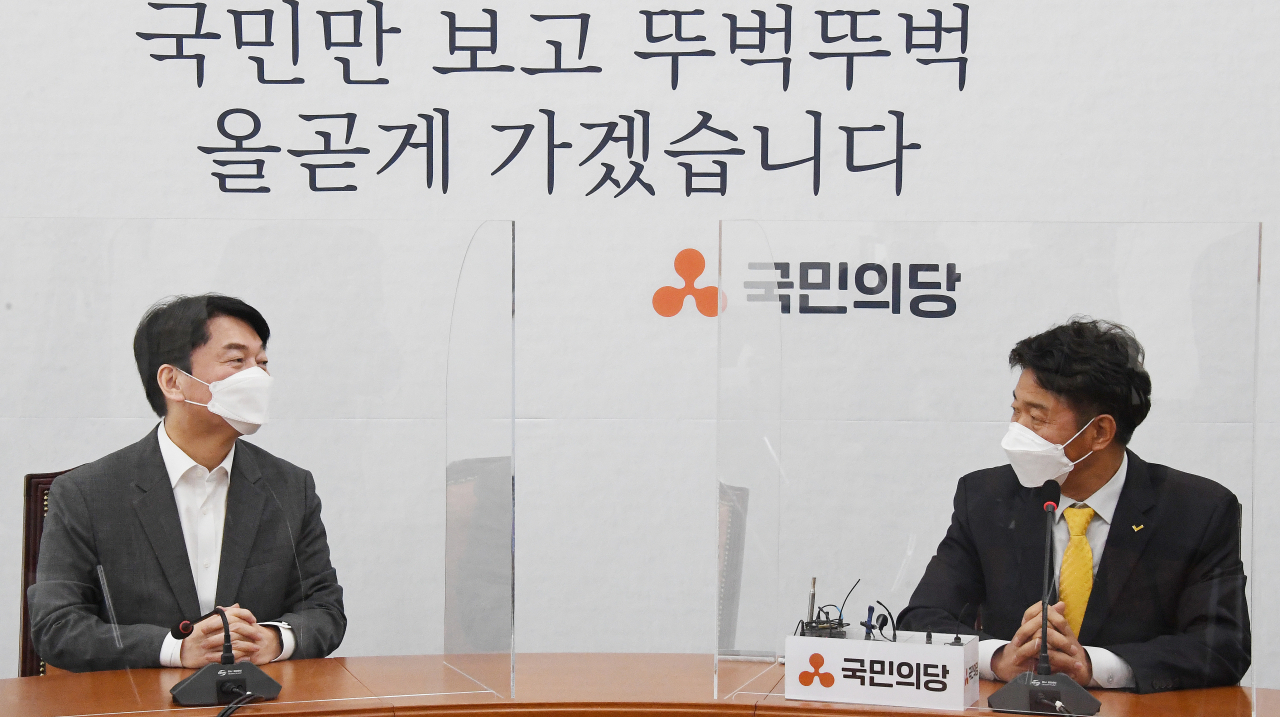 여영국 정의당 신임대표(오른쪽)가 29일 오전 서울 여의도 국회에서 안철수 국민의당 대표를 예방, 환담하고 있다. [연합]
