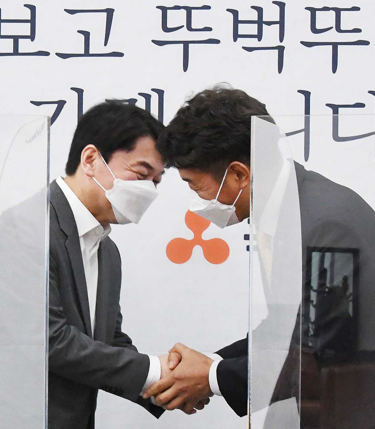 여영국 정의당 신임대표(오른쪽)가 29일 오전 서울 여의도 국회에서 국민의당 안철수 대표를 예방, 악수하고 있다. [연합]