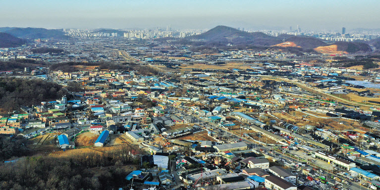 정부가 다음달 15만가구 규모의 2차 신규택지 입지 발표를 앞두고 투기 방지 대책을 내놓을 예정이지만, 차명 거래를 밝힐 수 없는 등 실효성이 높지 않을 것이란 지적이 제기된다. 사진은 최근 3기 신도시로 지정된 경기도 시흥시 과림동 일대 모습. [연합]
