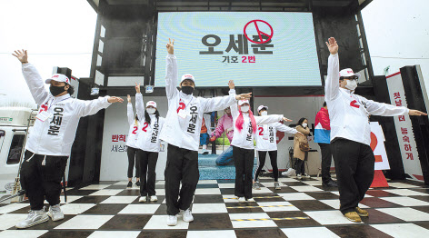 4·7 재보궐 선거가 다가올수록 거리유세전도 후끈 달아올랐다. 서울시장 보선에 출마한 더불어민주당 박영선·국민의힘 오세훈 후보도 유세차와 선거운동원을 동원해 다채로운 노래와 율동으로 시민들을 만나고 있다. 특히 지난 28일 두 후보는 서울의 강남 지역에서 세 대결을 펼쳤다. 박 후보 진영이 서초구 고속버스터미널 경부선 광장에서, 오 후보 진영이 강남구 코엑스 동문광장에서 각각 선거 운동원들의 율동을 선보이고 있다. [연합]