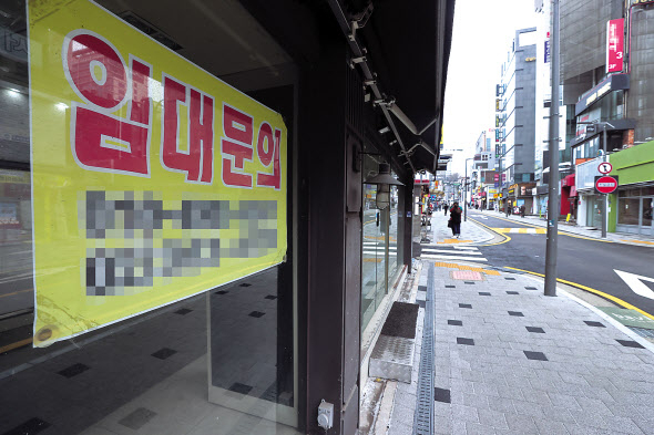 지난 28일 오후 서울 시내의 한 대학가 모습. 위치한 상점들이 줄줄이 폐업해 ‘임대 문의’ 간판을 내걸고 있다. [연합]