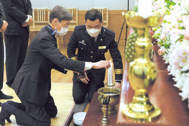 신동원 농심 부회장이 27일 서울대학교병원 장례식장에 마련된 고(故) 신춘호 농심 회장의 빈소에서 분향하고 있다. [연합]