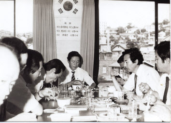 1982년 사발면 출시 시식회의에 참석한 故 신춘호 회장(가운데)의 모습. [농심 제공]