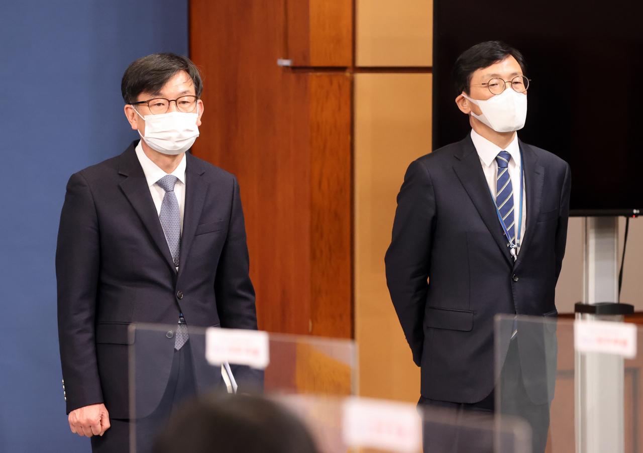 김상조 전 대통령비서실 정책실장과 이호승 신임 정책실장이 29일 청와대 춘추관에서 열린 브리핑에 나란히 참석해 있다. [연합]