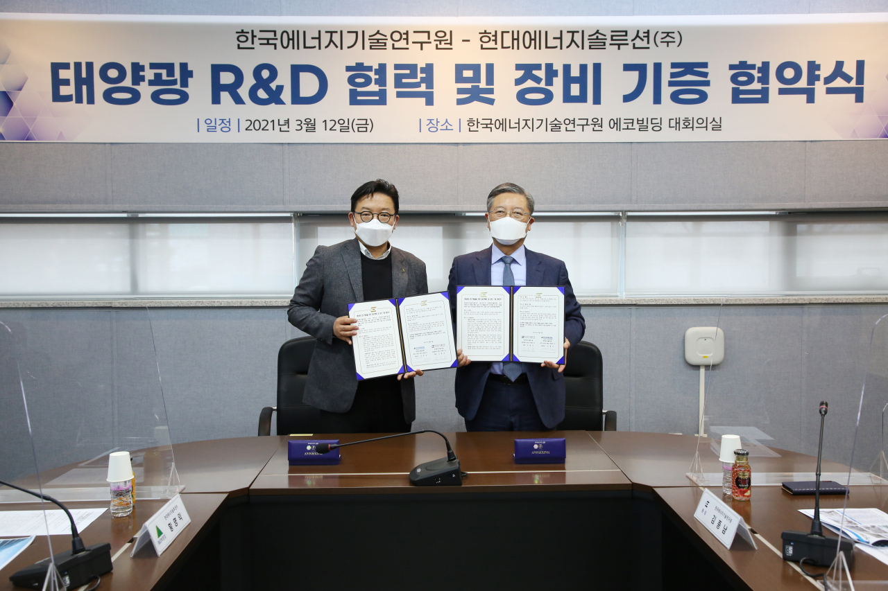 김종남(오른쪽) 한국에너지기술연구원장과 황명익 현대에너지솔루션 상무가 태양광 R&D 협력 및 장비 기증 협약을 체결하고 있다.[한국에너지기술연구원 제공]