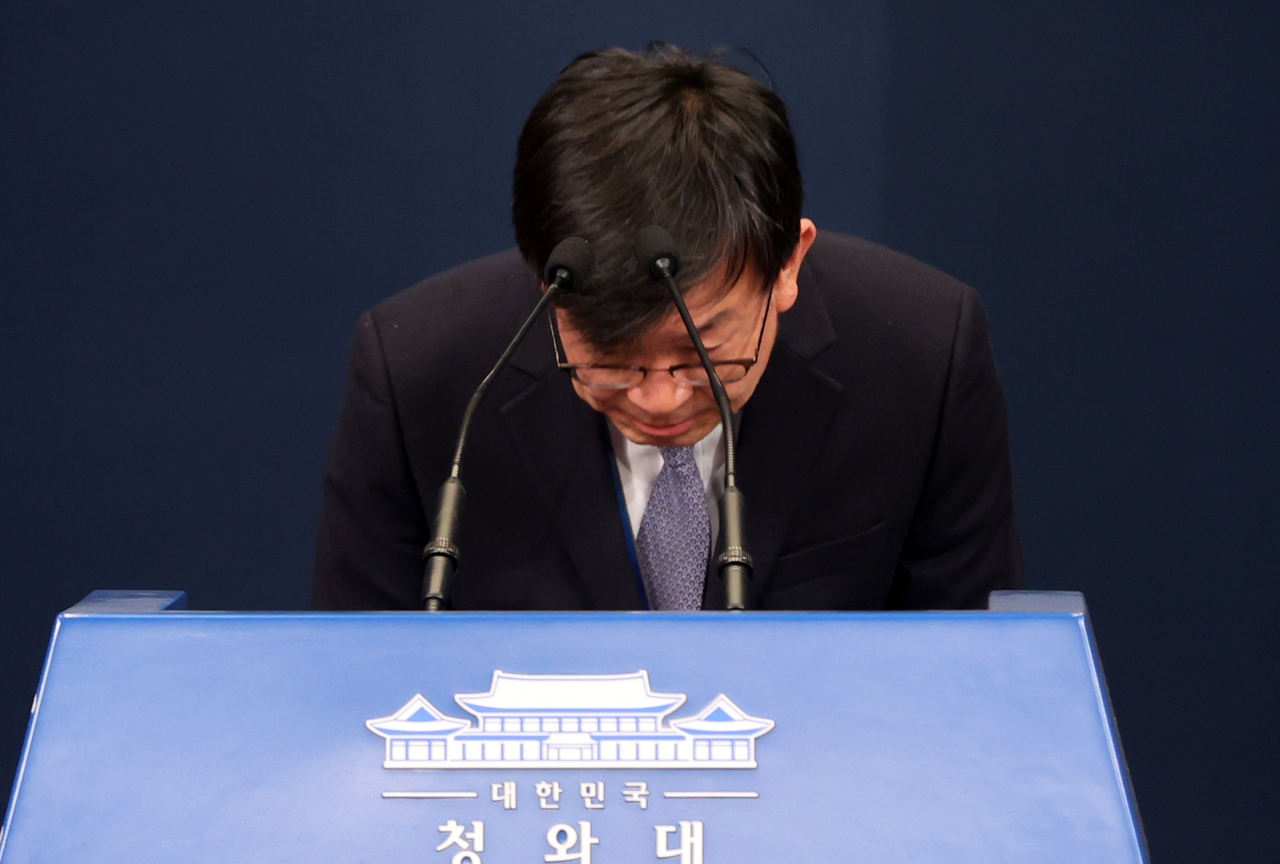 김상조 대통령비서실 전 정책실장이 29일 청와대 춘추관에서 퇴임 인사를 마치고 고개 숙여 인사하고 있다. [연합]