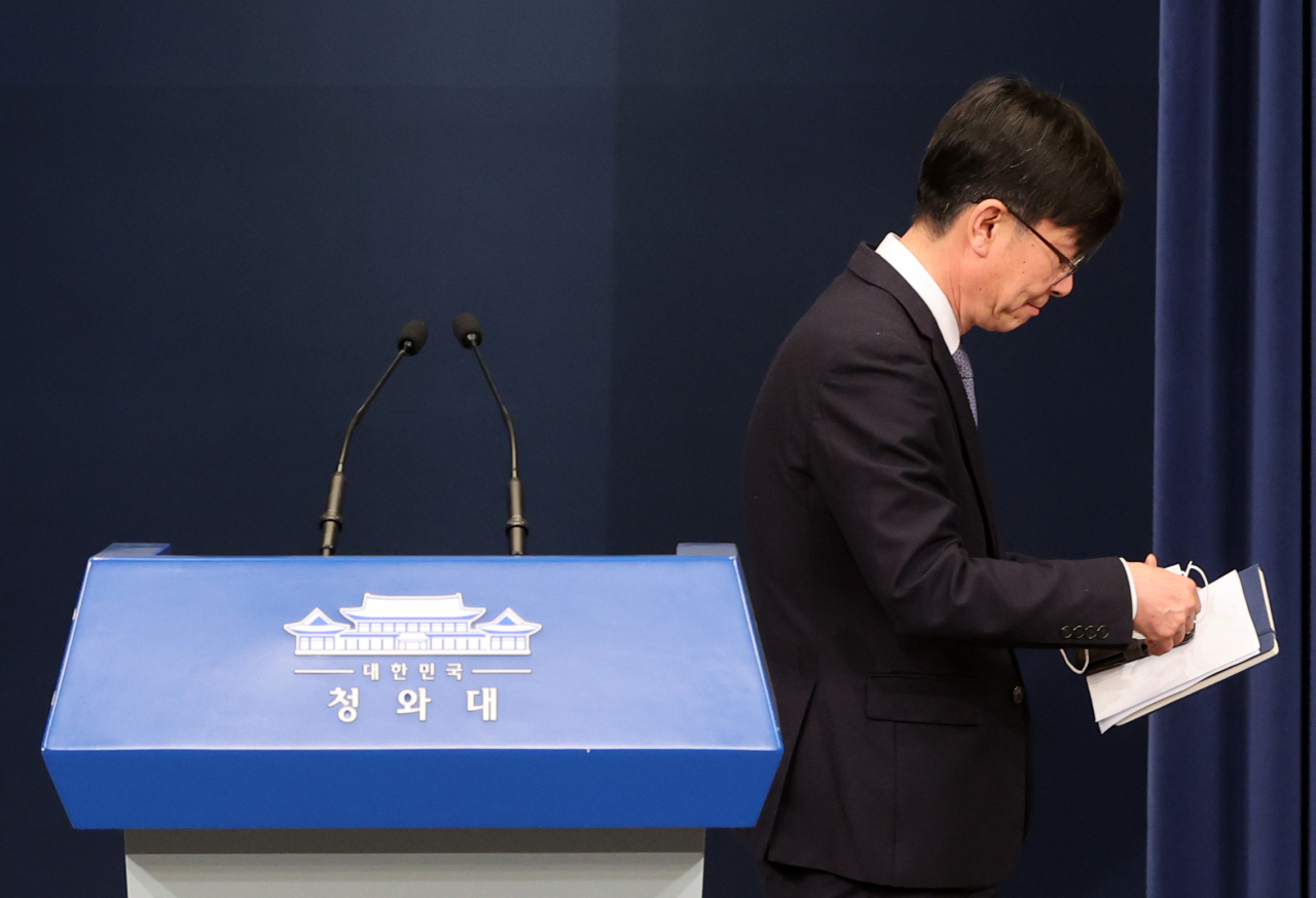 김상조 대통령비서실 전 정책실장이 29일 청와대 춘추관에서 열린 브리핑에서 퇴임 인사를 하고 연단에서 내려오고 있다. [연합]