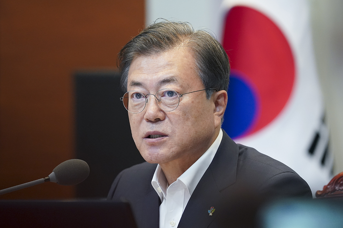 문재인 대통령은 29일 청와대에서 주재한 제7차 공정사회 반부패정책협의회에서 국민들의 부동산정책과 공직자 부동산투기를 향한 분노와 질책을 엄중히 받아들여야한다며 부동산 부패 청산이 반부패정책의 최우선 과제라고 밝혔다. 자료사진. [헤럴드DB]