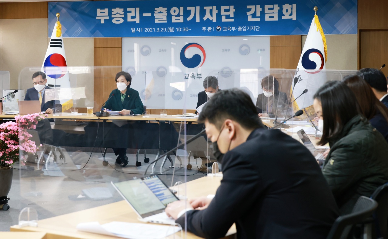 Education Minister Yoo Eun-hae speaks during a meeting with reporters Monday. (Ministry of Education)
