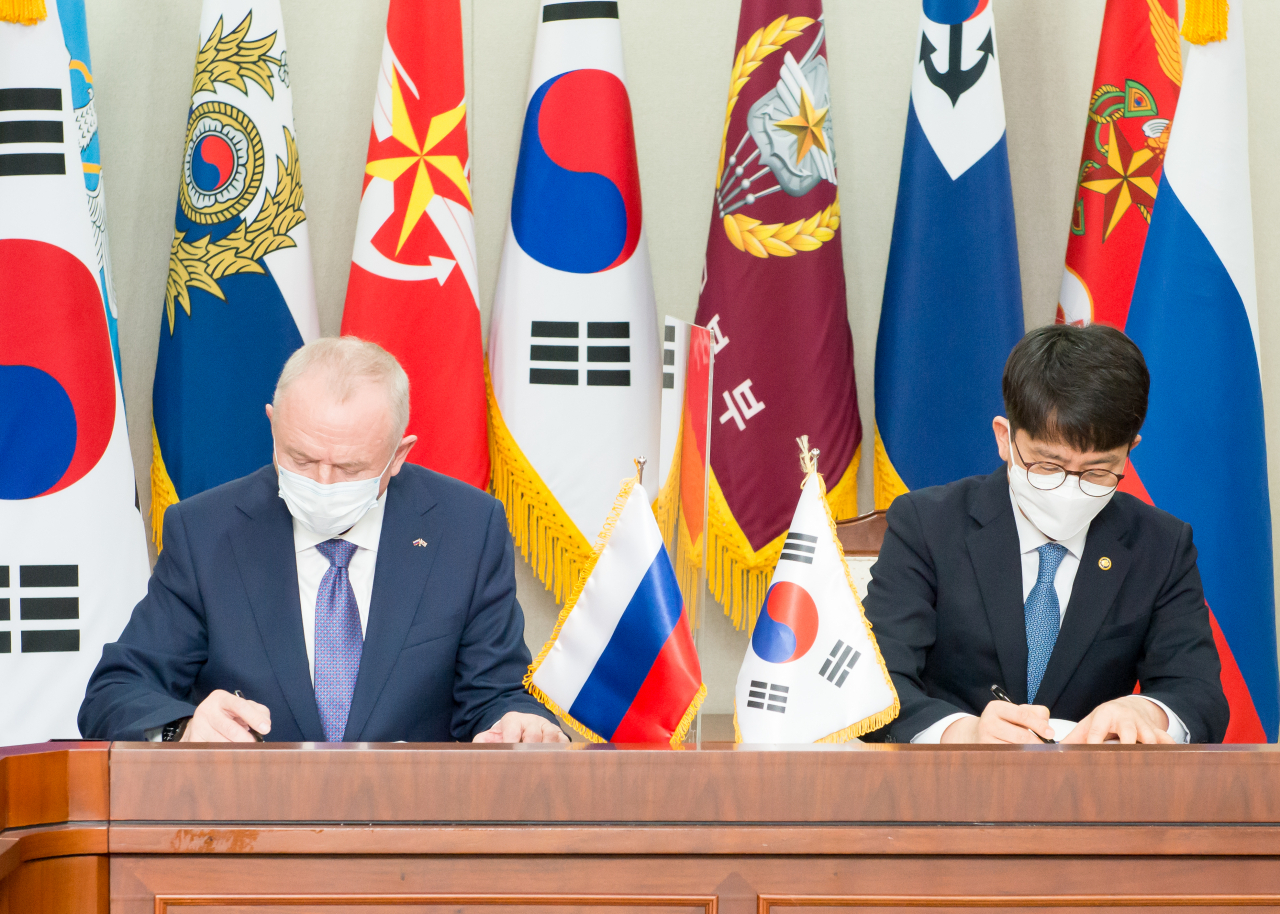 박재민(오른쪽) 국방부 차관은 29일 알렉산드르 포민 러시아 국방부 차관과 제4차 한러 국방전략대화를 가졌다. 박 차관과 포민 차관이 한러 국방협력협정에 서명하고 있다. [국방부 제공]