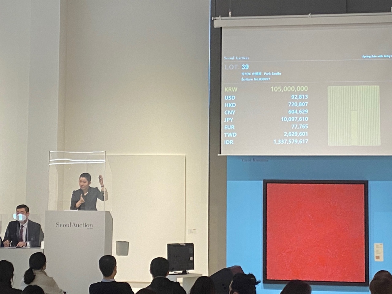 South Korean contemporary artist Park Seo-bo’s painting, “Ecriture No. 030707,” is on the block at Seoul Auction’s latest art auction last week in Seoul. The masterpiece sold for 105 million won ($92,700) at the event. (Seoul Auction)