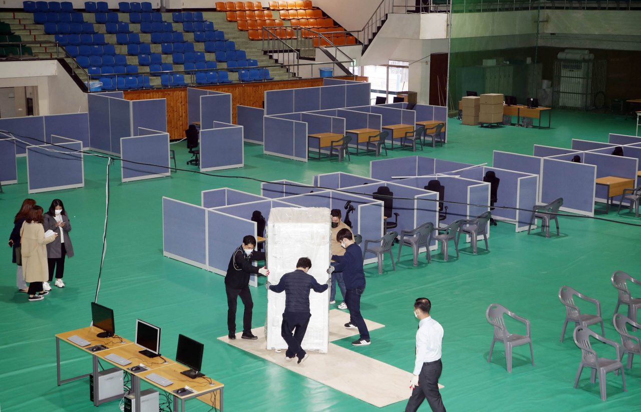 29일 오전 광주 북구 전남대학교 스포츠센터 체육관에서 백신을 보관할 냉동고가 도착하는 등 코로나19 예방접종센터 구축 준비가 한창이다. 연합뉴스