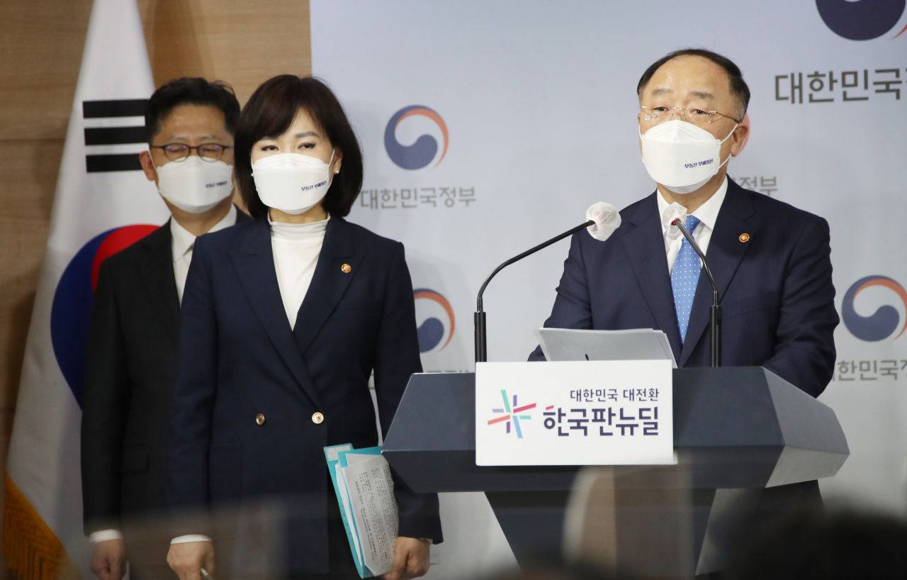 홍남기 부총리 겸 기획재정부 장관이 29일 정부서울청사 브리핑실에서 반부패정책협의회 결과를 브리핑 하고 있다.왼쪽부터 김현수 농림축산식품부 장관, 전현희 국민권익위원장, 홍 부총리. [연합]
