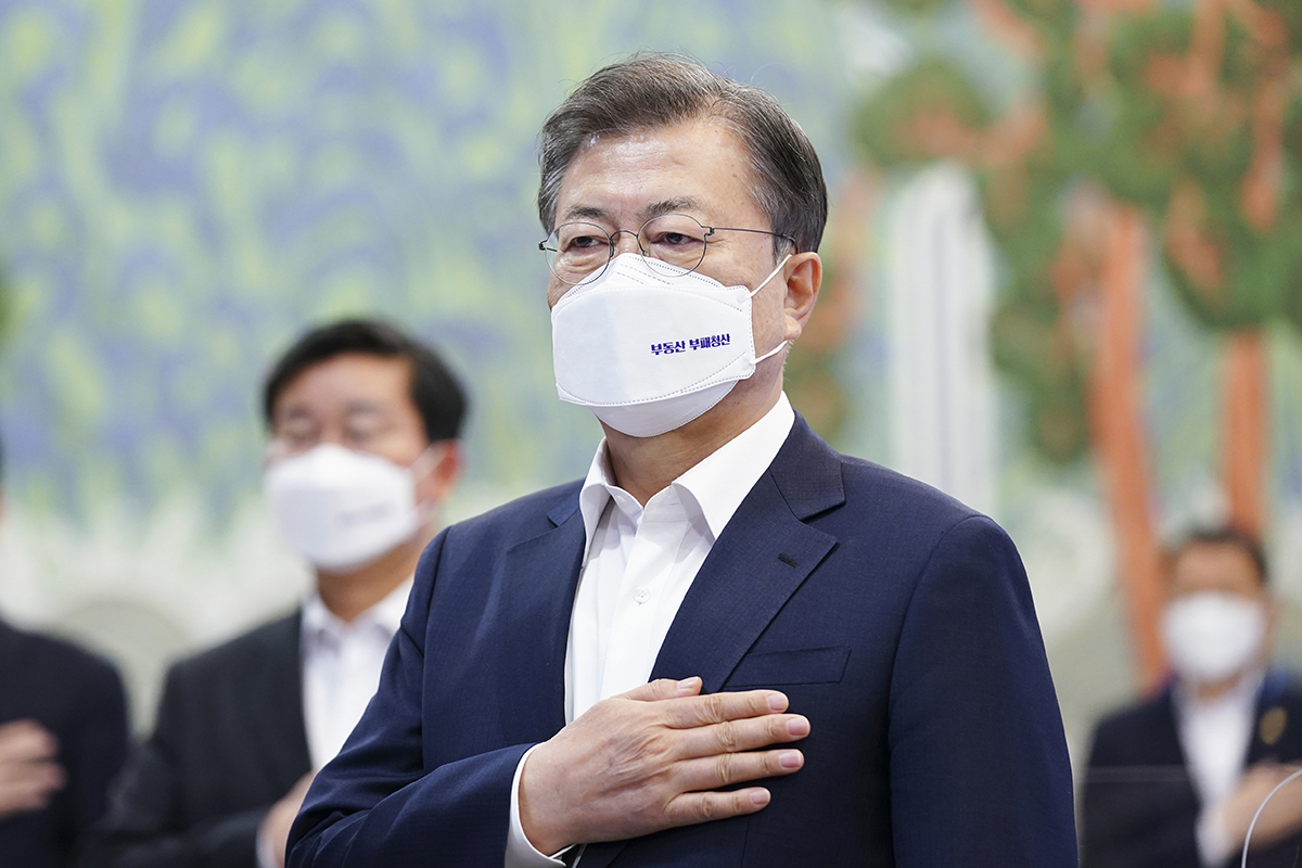 문재인 대통령은 29일 청와대에서 주재한 제7차 공정사회 반부패정책협의회에서 부동산 정책과 공직사회의 부동산 투기를 둘러싼 국민의 성난 분노를 수차례 언급해가며 안타까움을 표시한 뒤 강력한 대책 마련과 실행 의지를 거듭 강조했다. [청와대 제공]