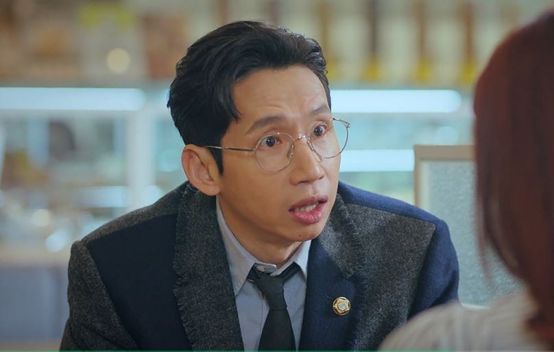 드라마 펜트하우스2에서 극중 국회의원으로 등장하는 이규진(봉태규)역. 옷에 국회의원 배지가 달려있다. [SBS 펜트하우스2 방송화면 캡처]