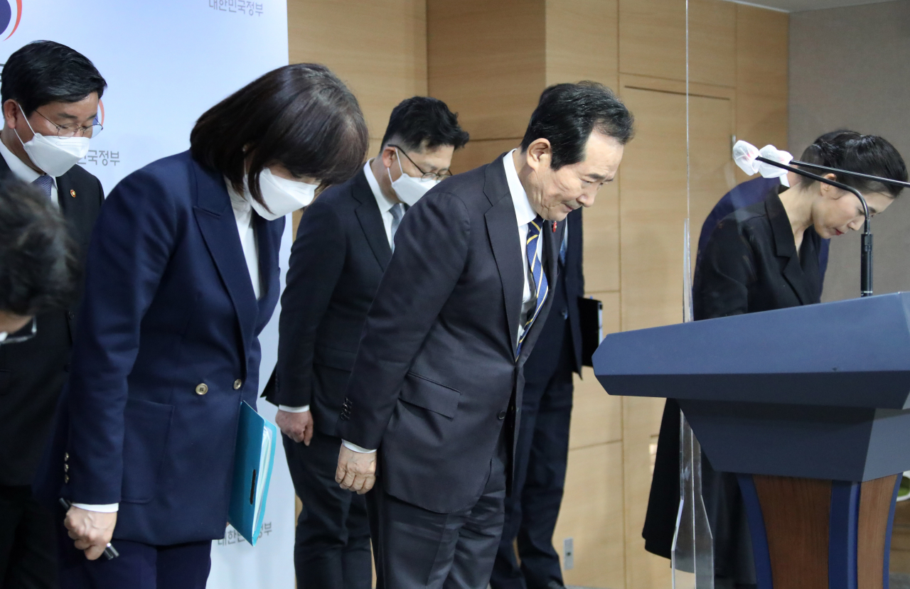 정세균 국무총리가 지난 29일 정부서울청사 브리핑실에서 반부패정책협의회 결과 브리핑을 마친 뒤 인사하고 있다. [연합]