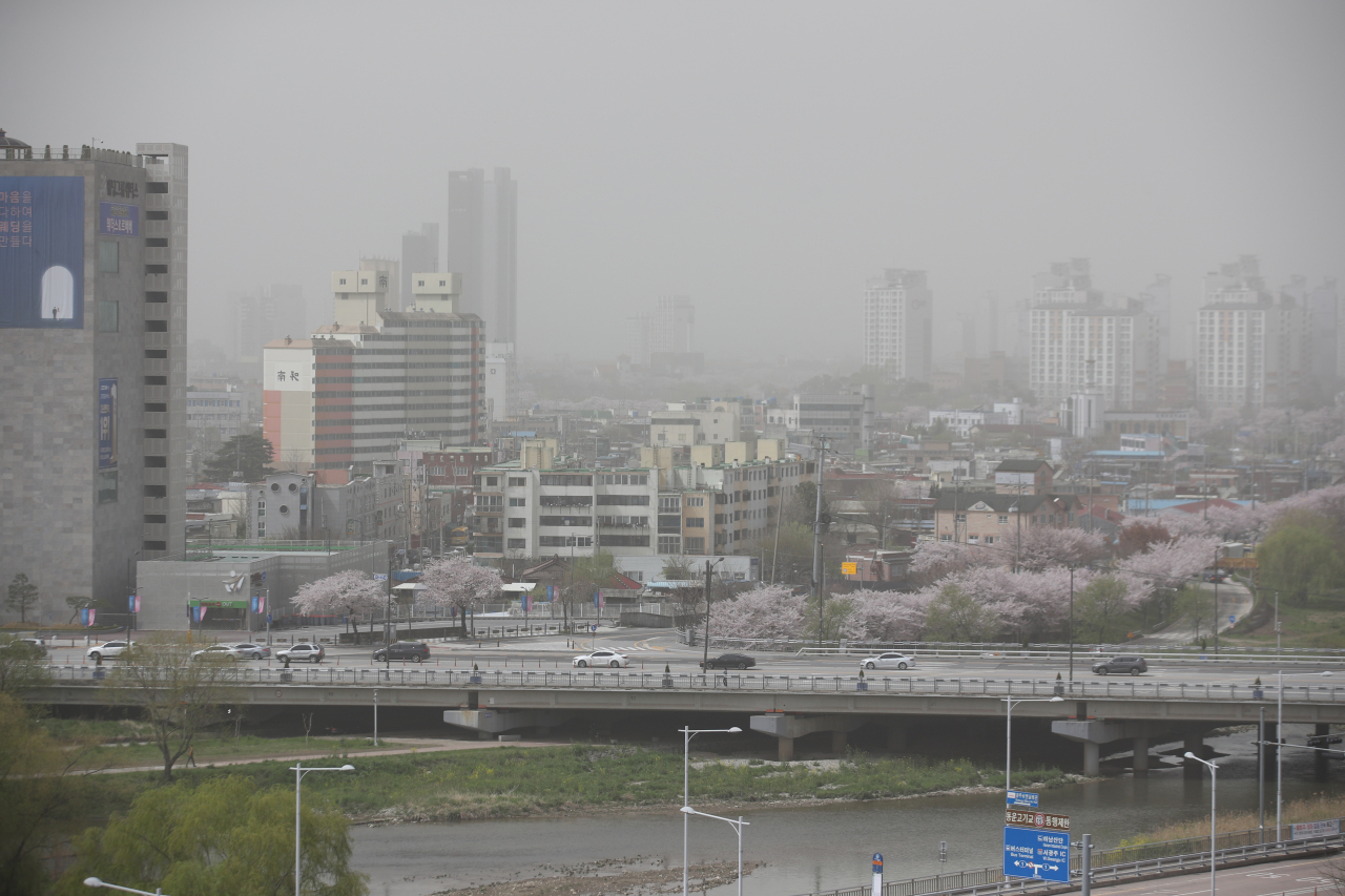몽골·중국발 황사가 덮친 29일 오후 광주광역시 도심이 고농도의 미세먼지·초미세먼지로 뿌옇다. [연합]