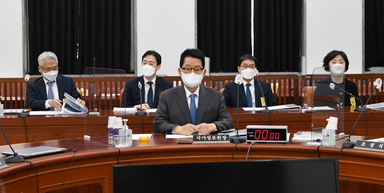 국가정보원 박선원 기조실장(왼쪽부터), 윤형중 1차장, 박지원 국가정보원장, 박정현 2차장, 김선희 3차장이 29일 서울 여의도 국회에서 열린 정보위원회 전체회의에 출석하고 있다. [연합]