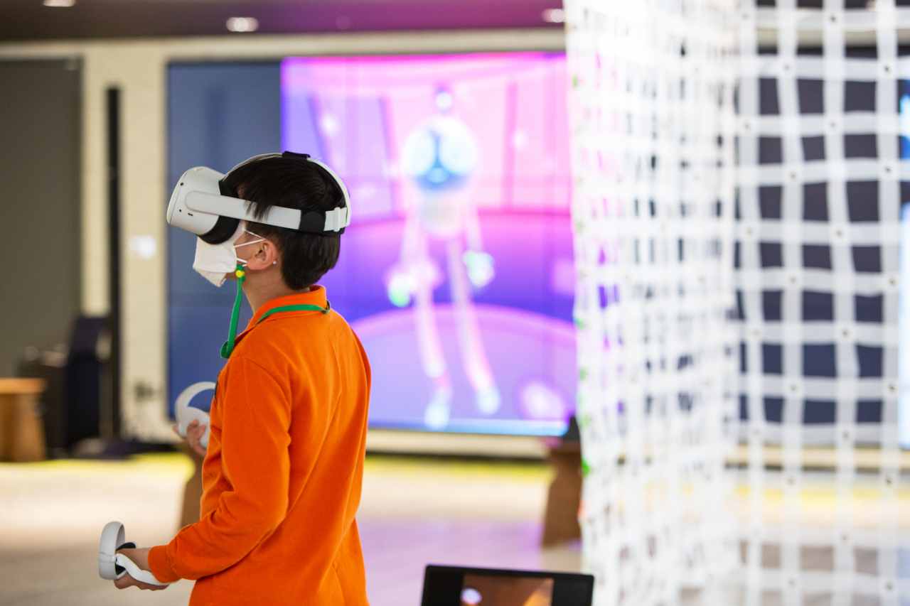서울예술교육센터 개관 기념 프로그램에 참여한 청소년이 'VR 드로잉 워크숍'을 직접 체험해보고 있다. [사진제공=서울문화재단]